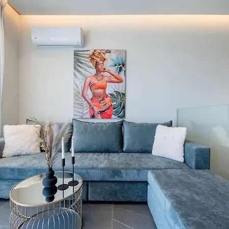 Santa Marina Luxury #1 With Pool דירה *